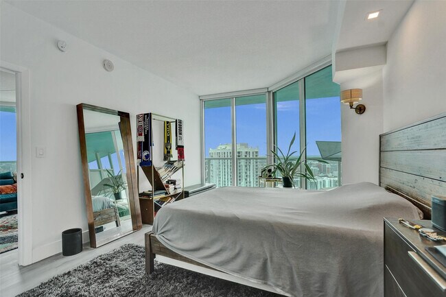 Building Photo - 1900 N Bayshore Dr