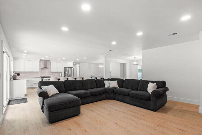 Building Photo - 2507 Edgewater Dr