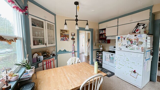 Building Photo - PRELEASE:  4+bdrm/1bath near WWU + Sehome Hill