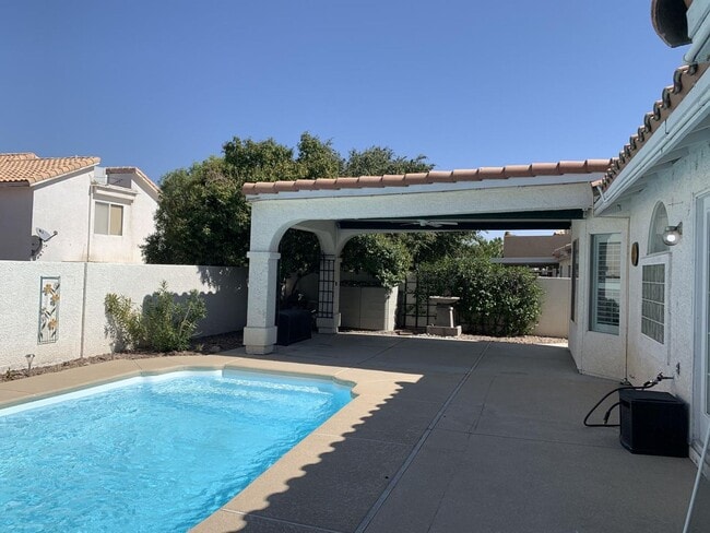 Building Photo - Single story pool home