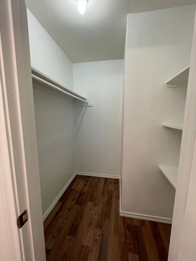Building Photo - 3-bed/2-bath with Garage!