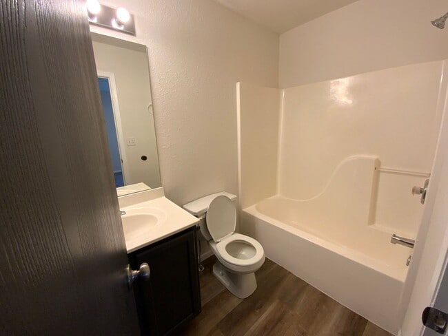 Building Photo - 4 Bedroom newly remodeled Duplex