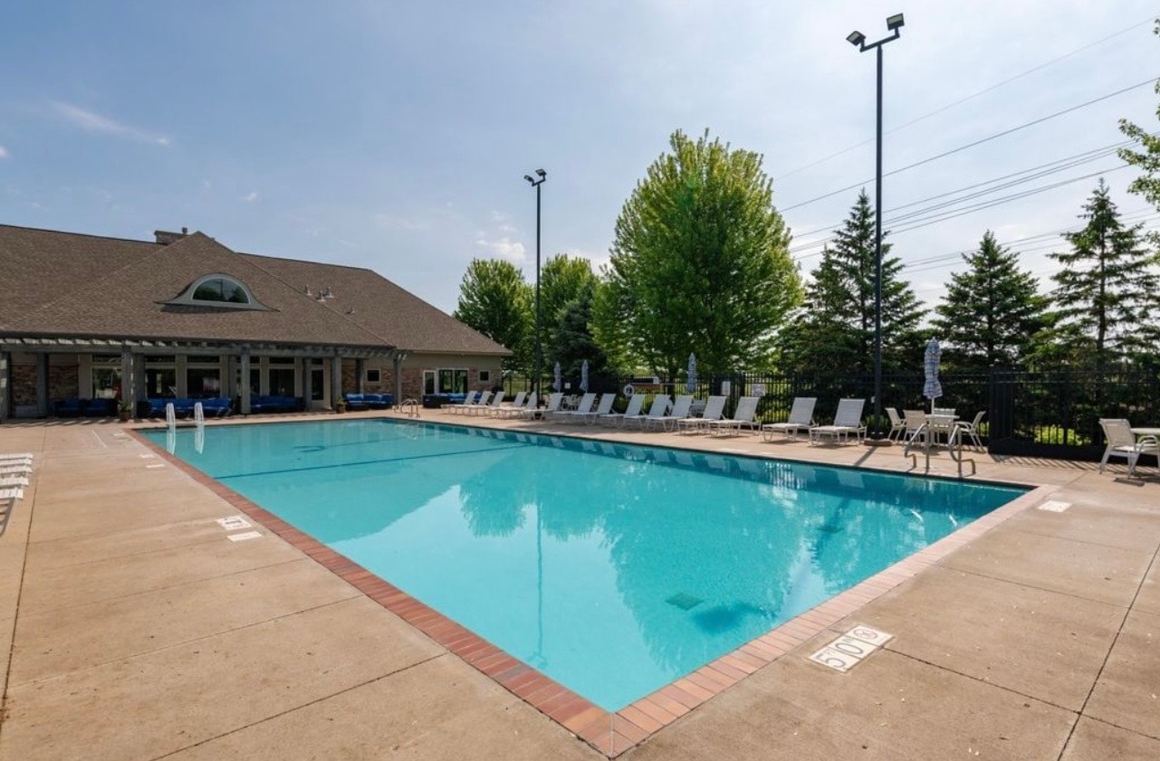 Building Photo - 5166 Fairpoint Dr N