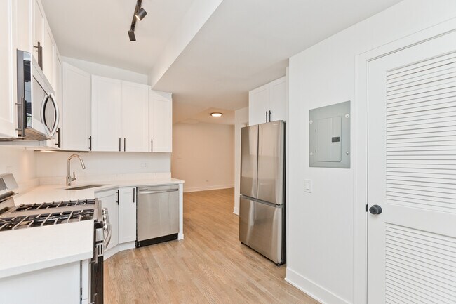 Building Photo - 2464 N Lincoln Ave