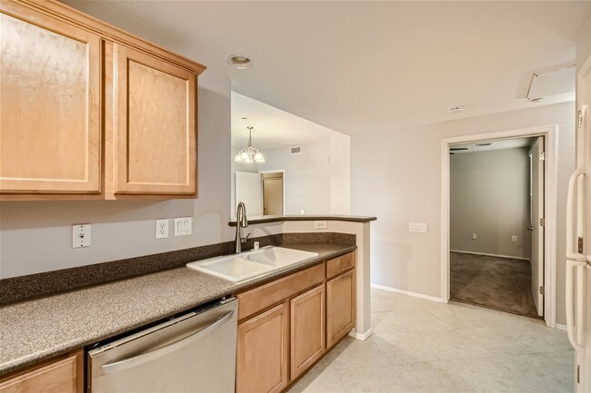 Building Photo - GATED 1ST FLOOR 2 BED, 2 BATH TOWNHOME IN ...