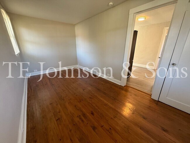 Building Photo - Charming 2BR Home Near Silas Creek Pkwy with Hardwood Floors & Carport