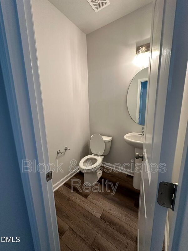 Building Photo - 608 Gimari Dr