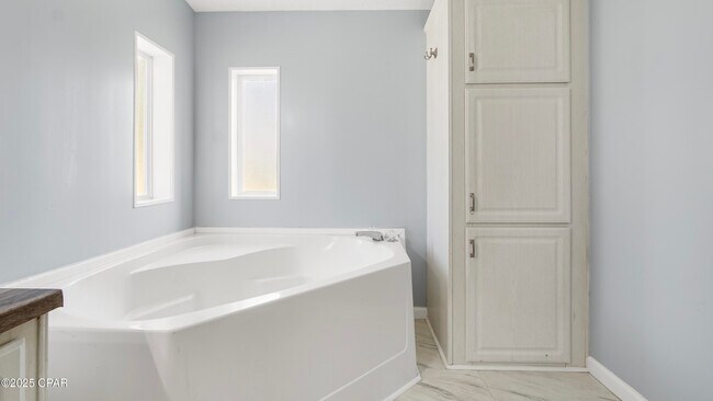 Building Photo - 12808 Clear Creek Rd