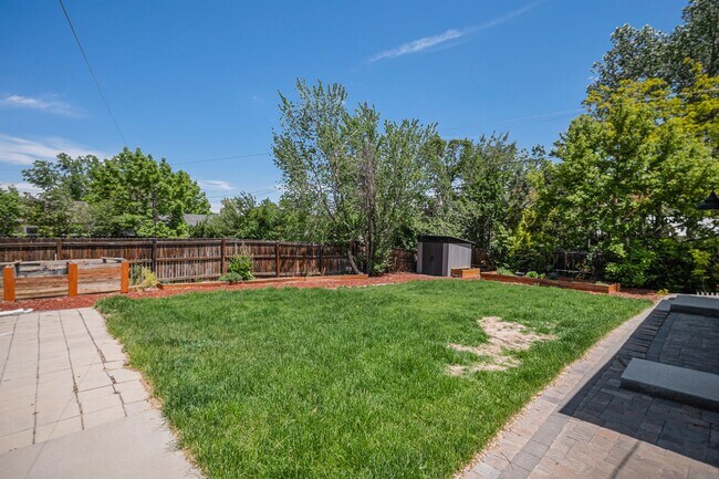 Building Photo - Don't miss this University Hills Home!