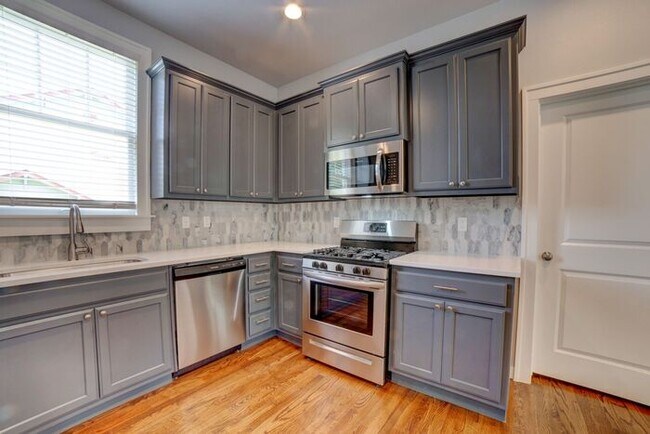 Building Photo - Downtown 3/2.5 Fully Remodeled!