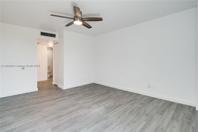 Building Photo - 3401 N Country Club Dr