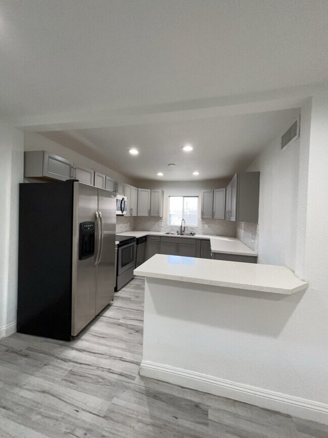 Building Photo - Cozy 2-Bed Oasis in the Heart of Downtown Las Vegas – Perfect for Urban Living!