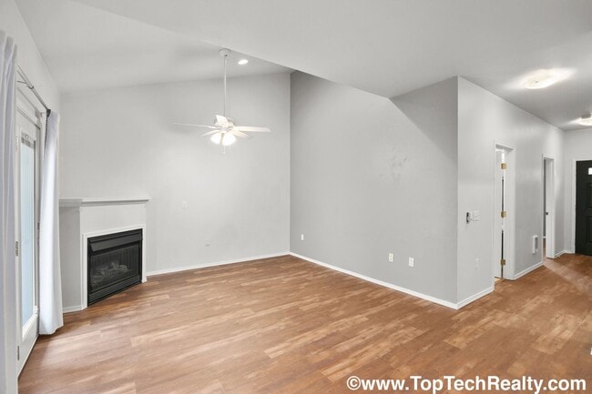 Building Photo - Charming 3 BD 2 BA Townhome Located in Hillsboro's Briarcreek Community | Recently Updated! | Mai...