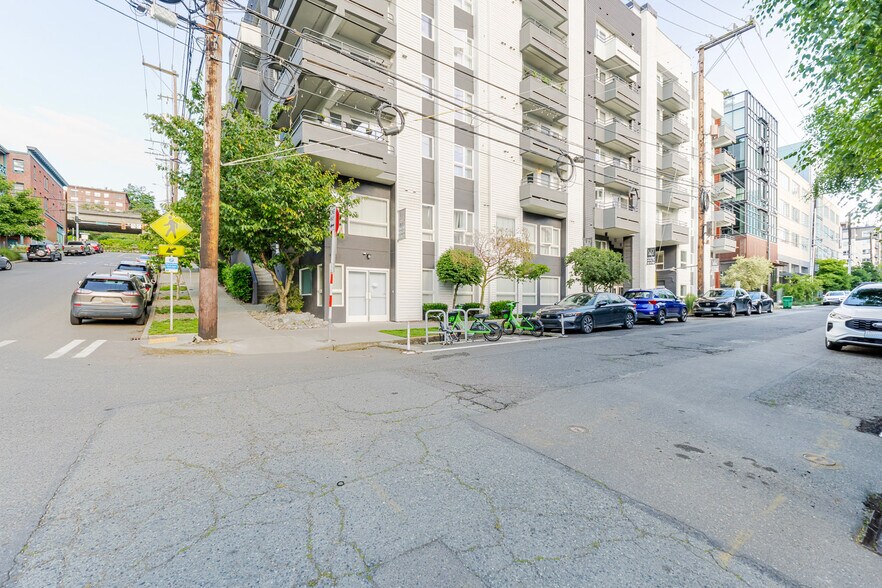 Building Photo - 526 Yale Ave N