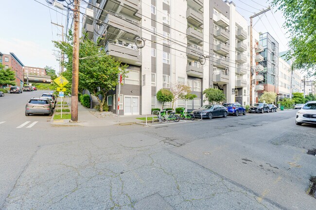 Building Photo - 526 Yale Ave N