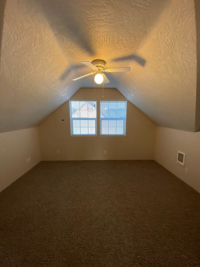 Building Photo - Nice Upstairs 1bd/1bth Apartment - All utilities included!