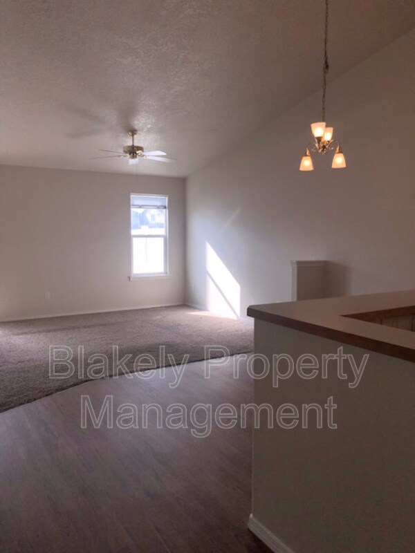 Building Photo - 533 N Grove Way