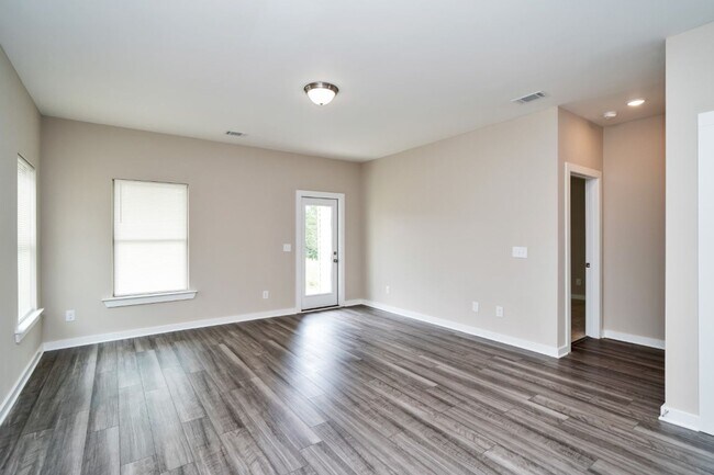 Building Photo - Gorgeous 3BR Home – Fresh Renovation with Appliances Included!