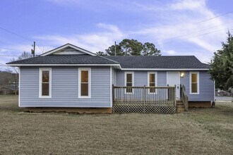 Building Photo - Newly Renovated & Move in ready