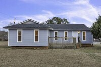 Building Photo - Newly Renovated & Move in ready