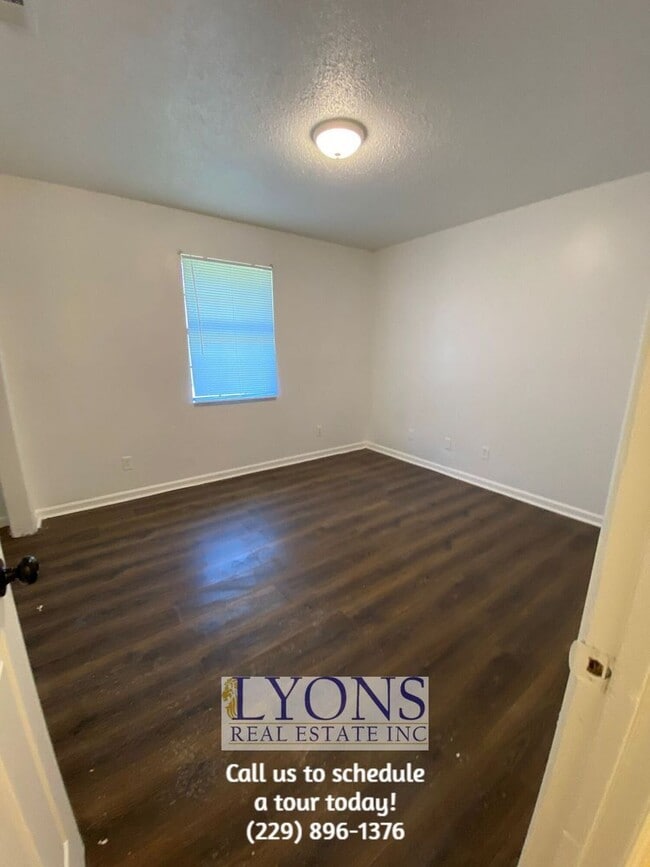 Building Photo - 2 Bed | 1 Bath Apartment – One-Level Living!