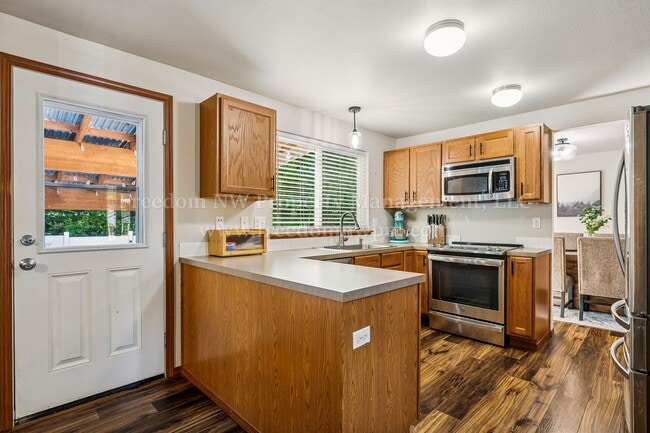 Building Photo - 704 Evergreen Place