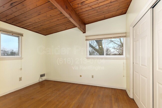 Building Photo - 841 Houseman Ave NE