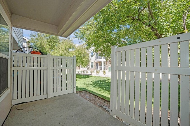 Building Photo - 5853 Ceylon St