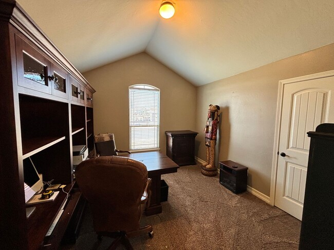 Building Photo - Stunning 5 Bedroom 3 Bathroom Home in Johnstown with Finished Basement!