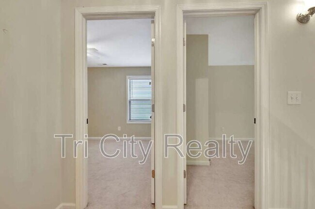 Building Photo - 113 Macalester Dr