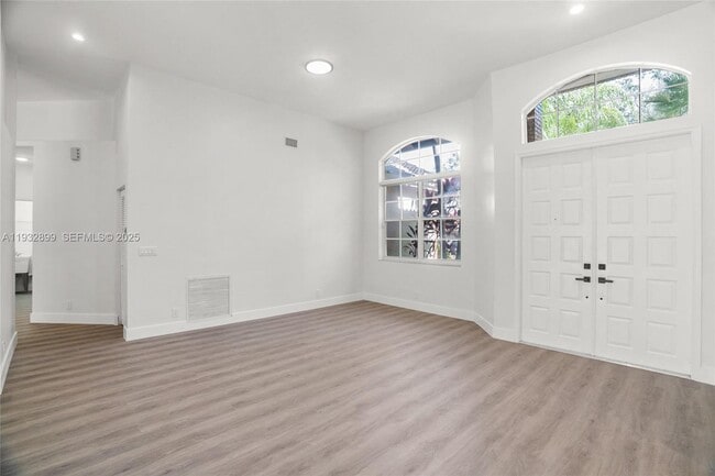 Building Photo - 2611 Oakbrook Ln