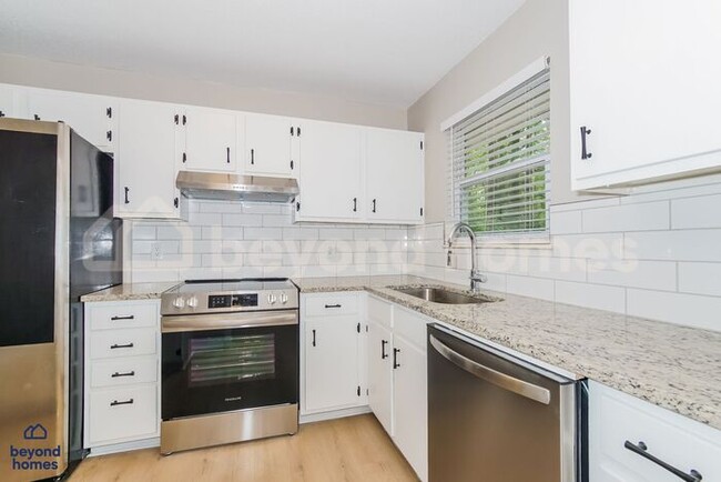Building Photo - Stunning 4 Bedroom 2 Bathroom Home - Looki...