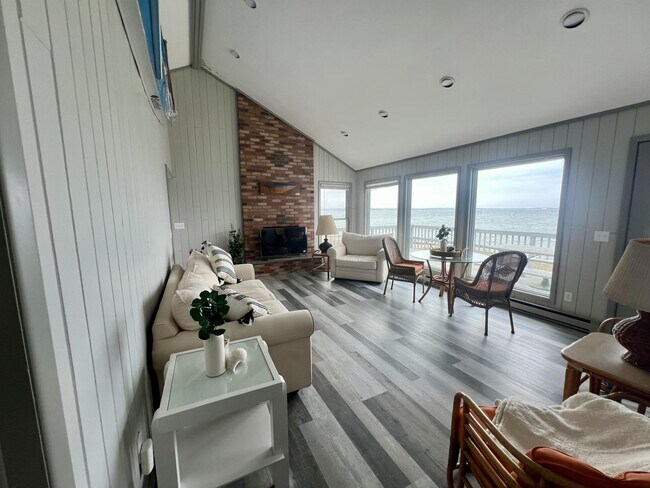 Building Photo - 1355 Watersedge Way