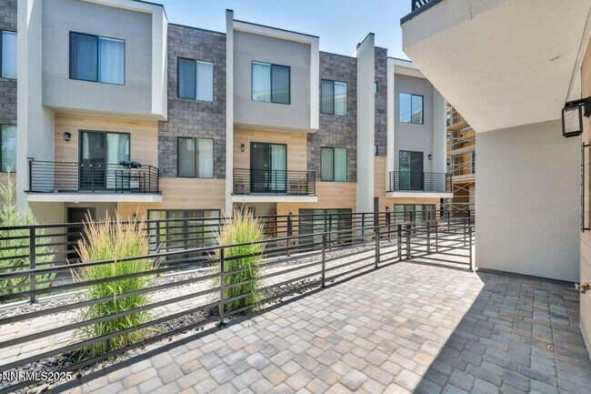 Building Photo - 557 California Ave