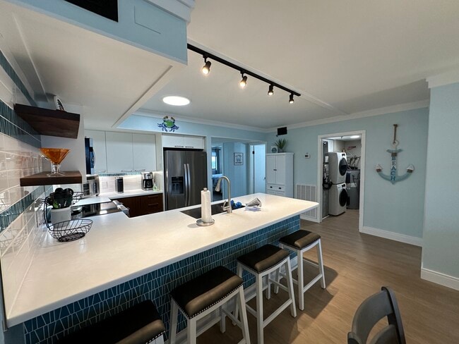 Building Photo - Pelican Watch