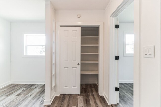 Building Photo - 1 br, 1 bath House - 124 East Castlebriar ...