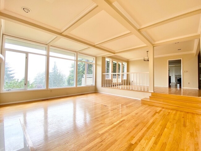 Building Photo - Gorgeous Lakeview Home for rent