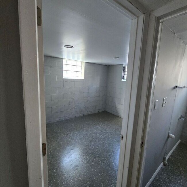 Building Photo - Charming 3-Bedroom Home / Pet-Friendly / A...