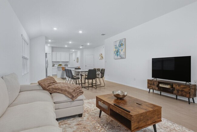 Building Photo - 591 Sormonne Lp