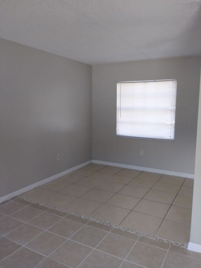 Building Photo - 1 Bedroom 1.5 Bath Near Downtown Eustis