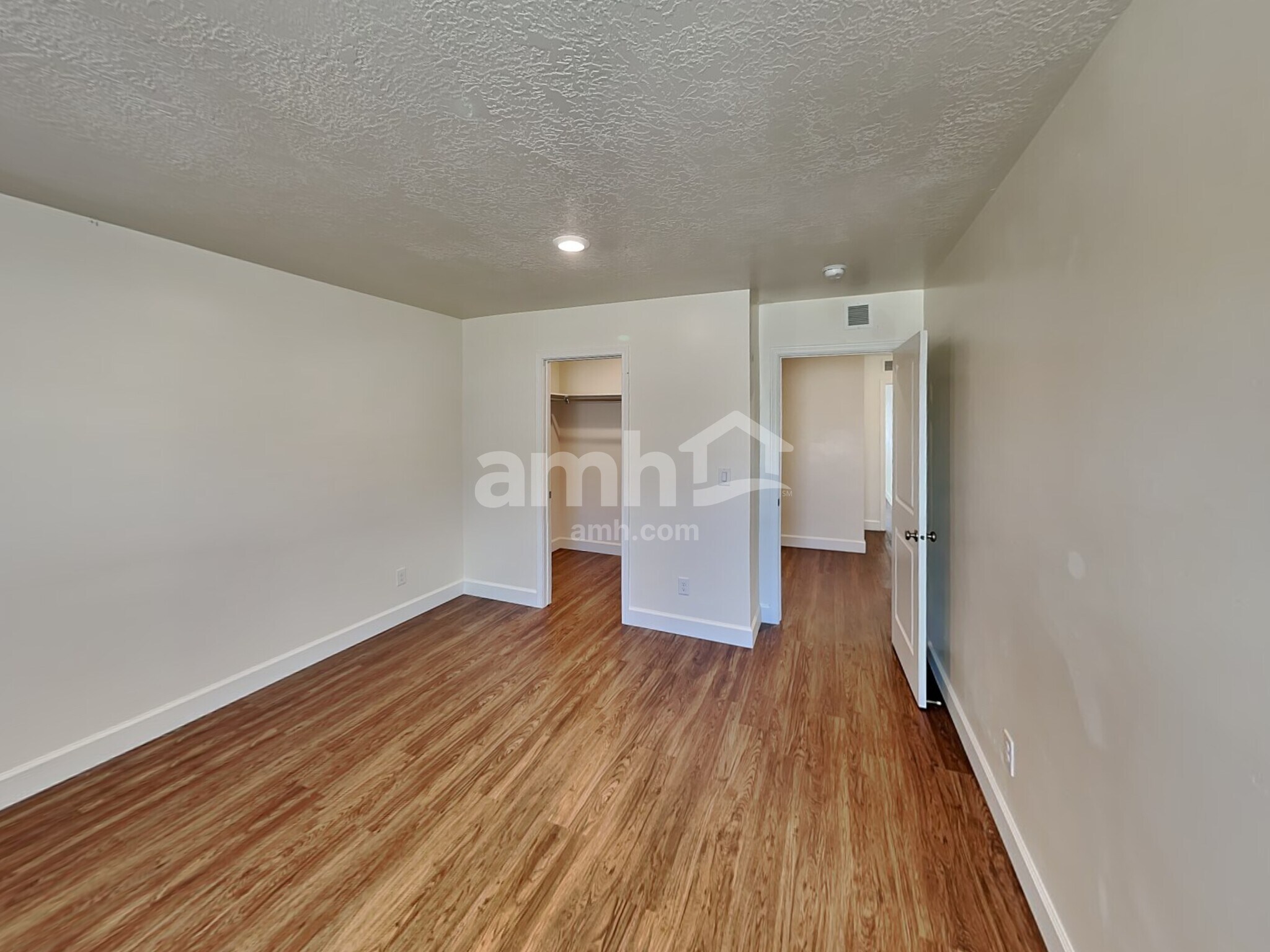 Building Photo - 2054 E Silverado Ln