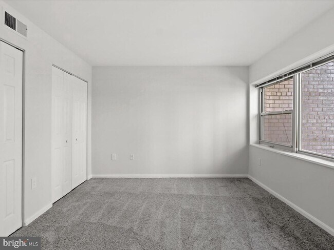 Building Photo - 33 Canterbury Square