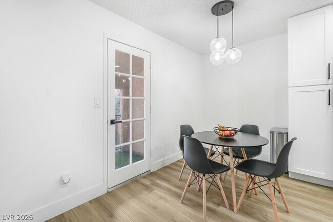 Building Photo - 5576 W Rochelle Ave.