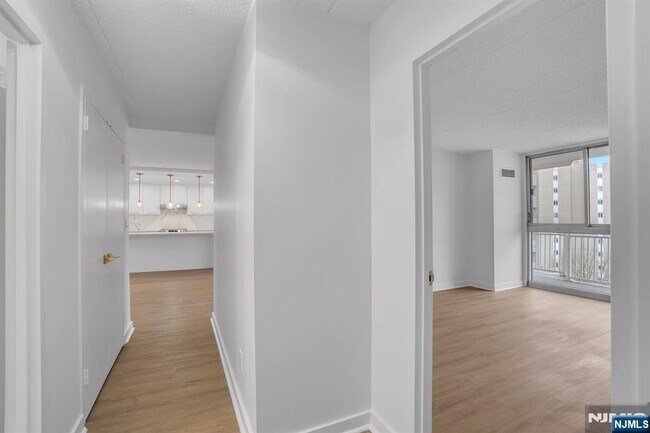 Building Photo - 1055 River 809