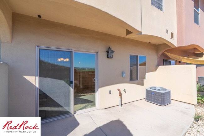 Building Photo - 3 Bedroom Townhome In Southgate Community