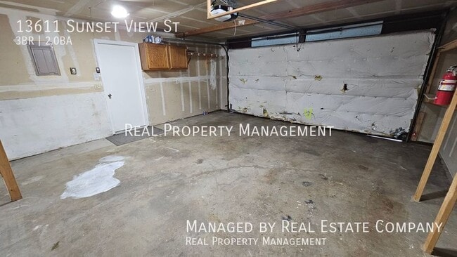 Building Photo - 13611 Sunset View St