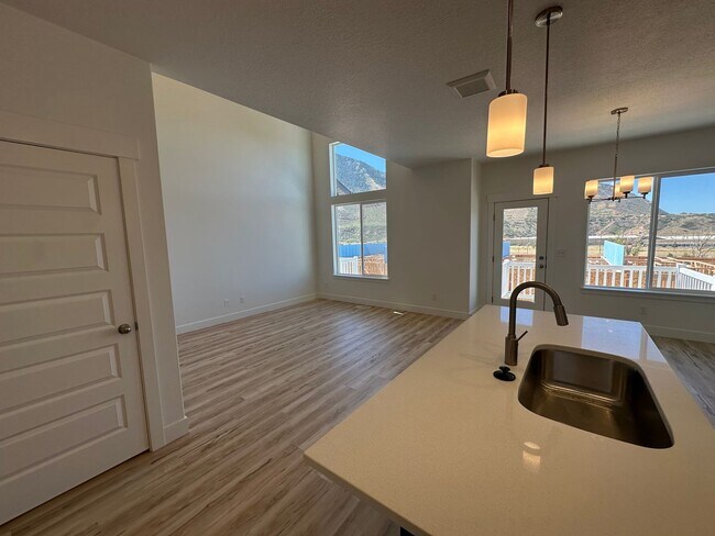 Building Photo - 5280 Acacia Dr