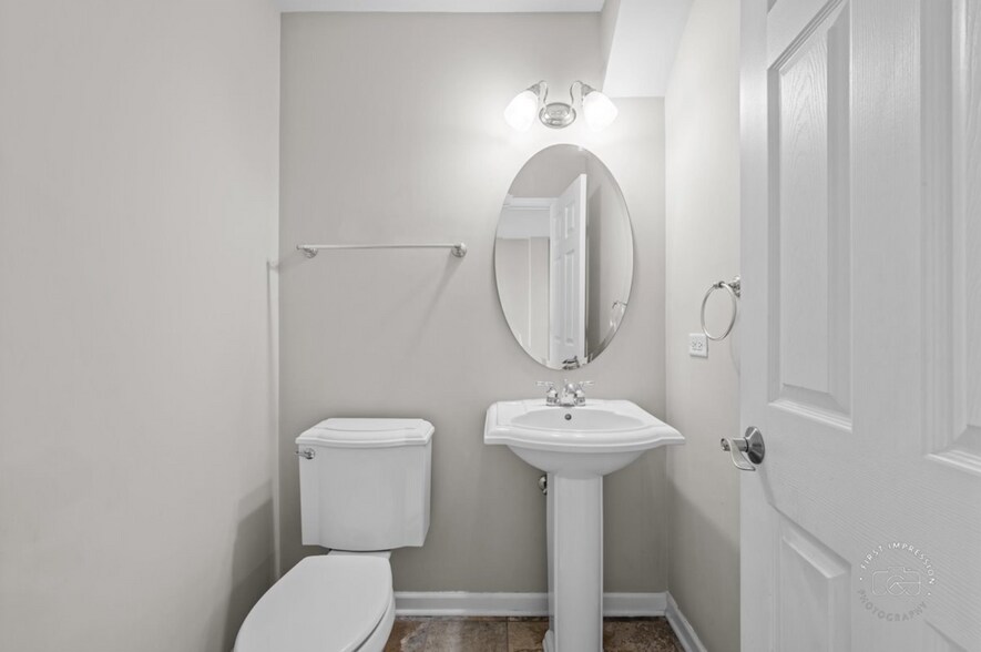 Building Photo - 628 Lincoln Station Dr