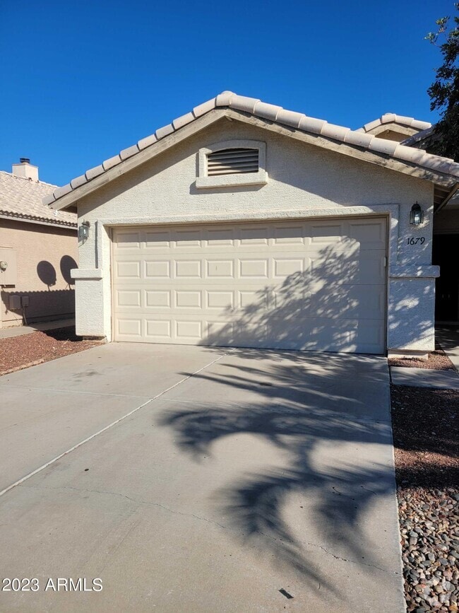 Building Photo - 1679 N La Fresa Dr