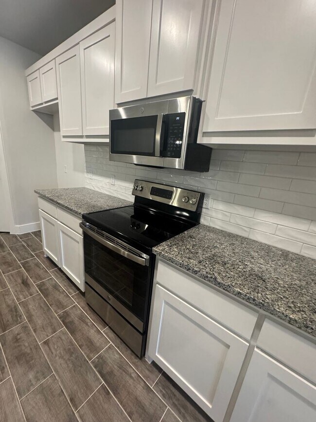 Building Photo - 3/2/2 Home for the Holidays - Move in Specials call to inquire